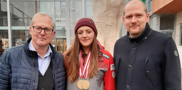 STR Johann Bernsteiner und GR Simon Grundner mit Spitzensportlerin Maria Kalintsch | Foto: FOTO KOREN