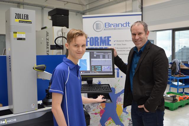 Christoph Brandt, Geschäftsführer der Brandt GmbH in Inzersdorf mit seinem Lehrling Tristan.