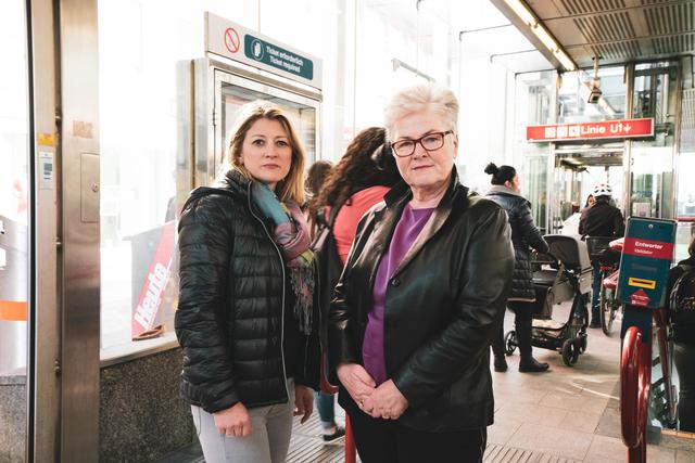 Lange Schlangen vor dem Lift: Christine Hahn und Bettina Emmerling (beide Neos) fordern einen zweiten Aufzug am Reumannplatz.