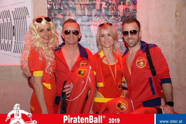 Besonders ausgefallene Kostüme findet man am Piratenball.