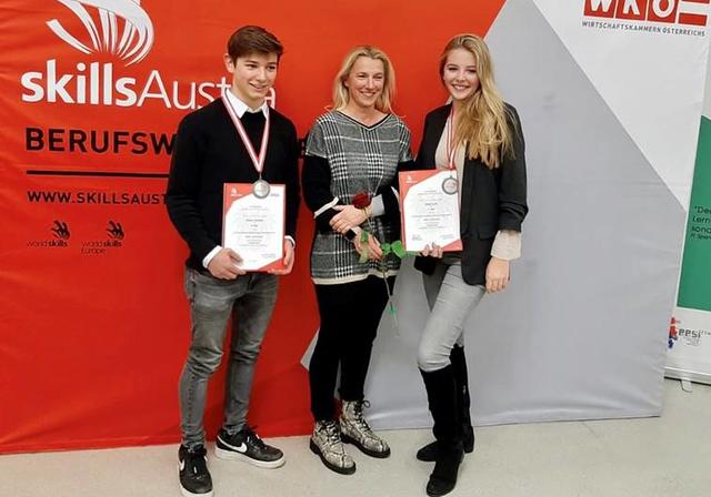 Markus Strimitzer und Selina Tychtl mit Klassenvorständin Isabella Engelmeier-Wilfling.