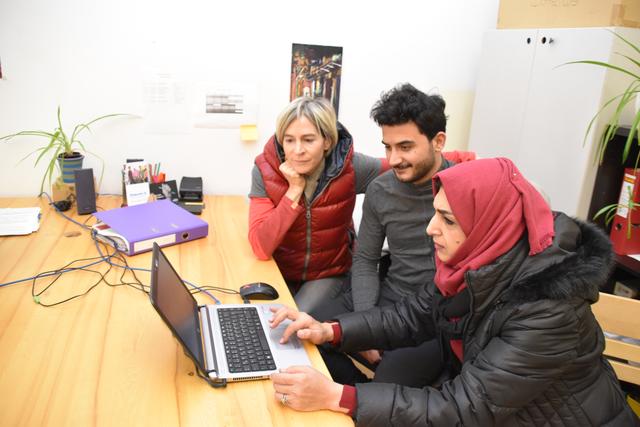 Das Mousepad zu bedienen ist noch einfacher, als die Maus selbst. Anna Greissing (l.) ist Flüchtlingshelferin und unterstützt Menschen mit Asylstatus erste digitale Kenntnisse zu erhalten.