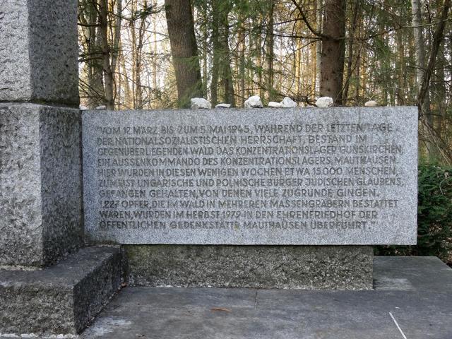 Dieser Gedenkstein in dem Waldstück bei Edt bei Lambach erinnert heute an die Nazi-Opfer. Doch nicht alle scheinen geborgen worden zu sein. | Foto: MKÖ