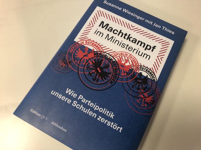 In "Machtkampf im Ministerium" zieht Susanne Wiesinger eine ernüchternde Bilanz über das Bildungsministerium und die Situation an Österreichs Schulen.
