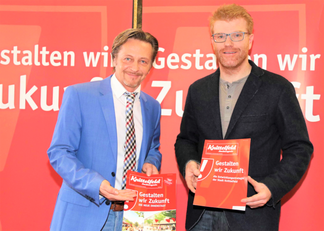 Gerald Schmid wird zum Ehrenbürger ernannt, Harald Bergmann hat das vorgeschlagen.