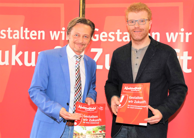 Gerald Schmid wird zum Ehrenbürger ernannt, Harald Bergmann hat das vorgeschlagen. | Foto: Patrick Neves