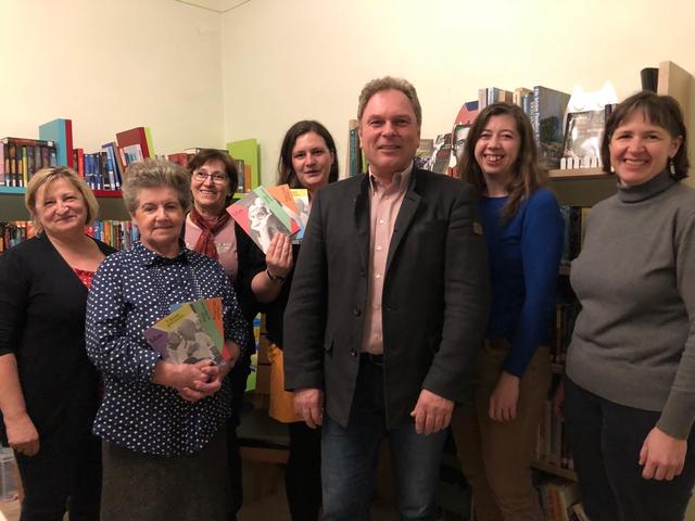 Vortragende Christa Sieder, Bildungsgemeinderat Siegfried Binder, Bürgermeisterin Daniela Engelhart und das Pfarrbücherei-Team.