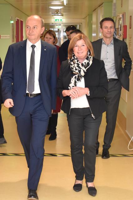 Geschäftsführer für Personal und Organisation Mag. Mag. (FH) Konrad Kogler, Ärztliche Direktorin Primaria Dr. Susanne Davies und Regionalmanager Dipl. Ing. Jürgen Tiefenbacher beim Rundgang durch das Landesklinikum Hollabrunn