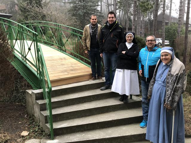 Bernhard Bugkel, Georg Senft, Schwester Franziska, Klaus Heintzinger und Schwester Carmen (v.l.) vor der sanierten Brücke. | Foto: Michael J. Payer