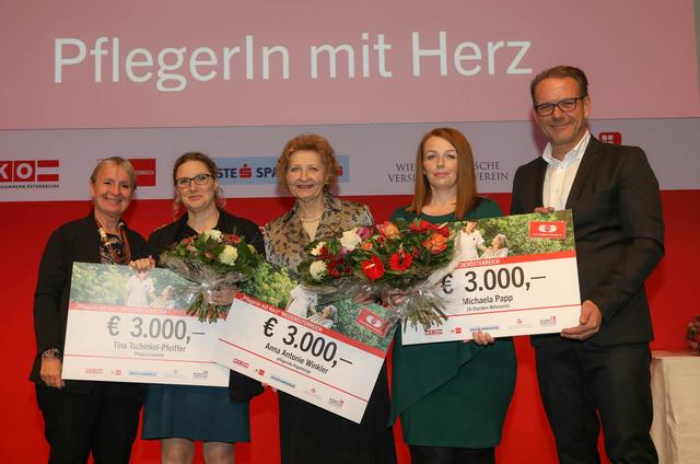 Wiener Städtische Versicherungsverein Vorstandsdirektorin Helene Kanta, die „Pflegerinnen mit Herz“ aus Niederösterreich Tina Tschinkel-Pfeiffer, Anna Antonie Winkler, Michaela Papp und WKÖ-Fachverbandsobmann Andreas Herz.
 | Foto: Verein „PflegerIn mit Herz“/Richard Tanzer