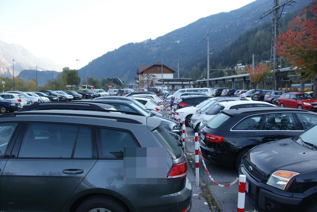 Lösung gesucht: Gerade zu gewissen Stoßzeiten gibt es am Bahnhof Landeck-Zams seit Jahren ein Parkplatzproblem.