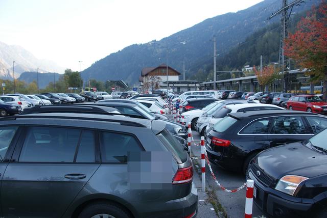 Lösung gesucht: Gerade zu gewissen Stoßzeiten gibt es am Bahnhof Landeck-Zams seit Jahren ein Parkplatzproblem.  | Foto: Othmar Kolp