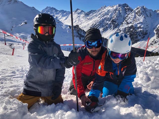 Der der professionellen Anleitung eines Alpinpolizisten wurde gemeinsam mit den Kindern eine Lawinenübung durchgeführt. | Foto:  LPD Tirol