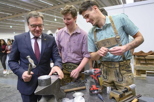 Der Tag der Lehre als Leistungsschau der Tiroler Fachberufsschulen steht unter dem Motto „Ausprobieren und Mitmachen“. Auch LH Günther Platter nahm diese Devise beim Wort. | Foto: Land Tirol/Berger