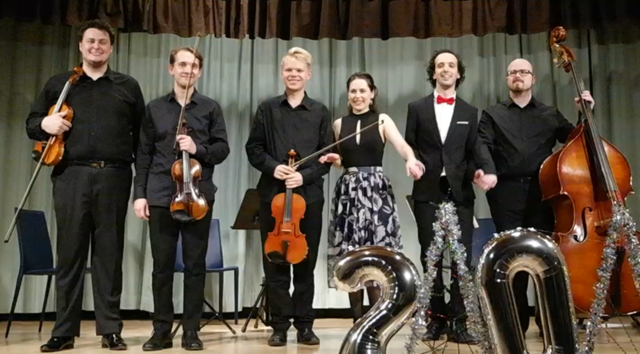 Die Künstler des Abends versammelt auf der Bühne.
1.Geige und Leitung: Svatomir Vodak (Schrems), 2.Geige: Evgenii Artemenkov (Russland), Viola: Linus Köhring (Deutschland), Kontrabass: Christoph Burko (Schwechat), Sopran: Verena Tranker (Burgenland), Tenor: George Kounoupias (England)