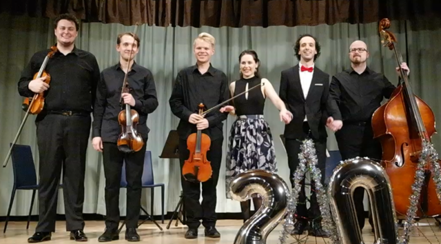 Die Künstler des Abends versammelt auf der Bühne.
1.Geige und Leitung: Svatomir Vodak (Schrems), 2.Geige: Evgenii Artemenkov (Russland), Viola: Linus Köhring (Deutschland), Kontrabass: Christoph Burko (Schwechat), Sopran: Verena Tranker (Burgenland), Tenor: George Kounoupias (England) | Foto: Svatomir Vodak