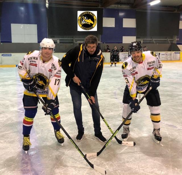Torjäger Jak Jokovlevic und Abwehrchef Christoph Arnoldner mit Penguins Betreuer Jochen Wageneder