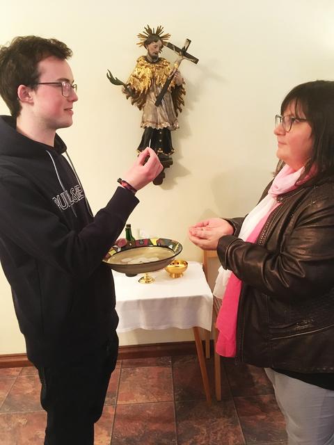 Einer der jungen Teilnehmer übergibt Birgit Esterbauer-Peiskammer, Liturgiereferentin der Erzdiözese, die „Übungs-Kommunion“. | Foto: Erzdiözese Salzburg