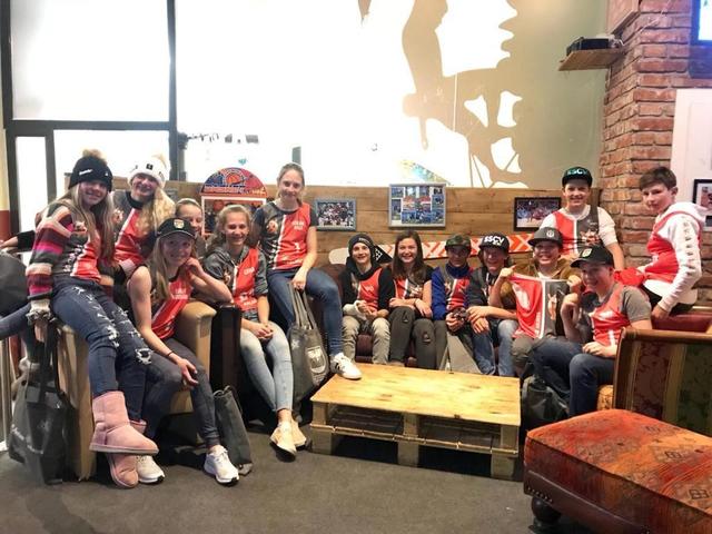 Die Austauschgruppe des Ski Club Vail aus den USA beim Abschlussabend im arl.rock. | Foto: SCA