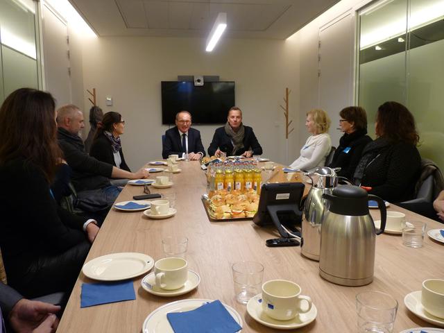 Entspannt verlief das Gespräch mit den Abgeordneten Othmar Karas und Georg Mayer (Mitte v.l.).