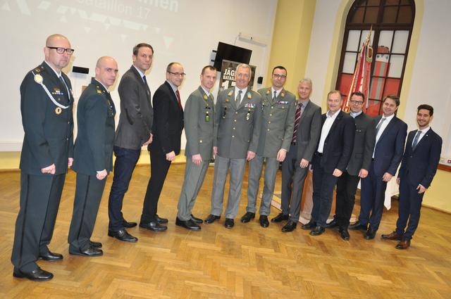 Major Georg Pilz (5.v.l.) mit einigen seiner Gäste am diesjährigen Neujahrsempfang des Jägerbataillons 17.