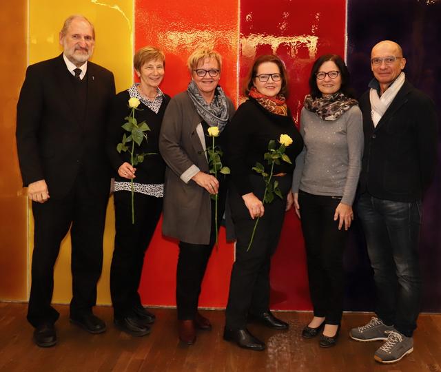 Gratulant Bischofsvikar Wilhelm Vieböck, Absolventinnen Marianne Mayer und Gerda Ploberger (beide Bibliothek Enns) und Antonia Nöbauer (Bibliothek Kronstorf), Ilse Zenisek (Regionsbegleiterin für die Bibliotheken in der Region Linz) sowie Günter Brandstetter (Land OÖ). | Foto: Bibliotheksfachstelle/Franz Reischl