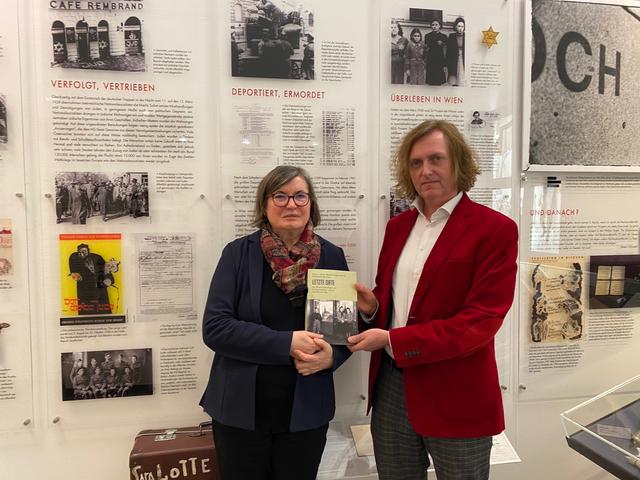 In ihrem Buch "Letzte Ortr" befassen sich Michaela Raggam-Blesch, Heidemarie Uhl (l.) und Dieter J. Hecht (r.) mit den vier Sammellagern im 2. Bezirk. | Foto: Kathrin Klemm