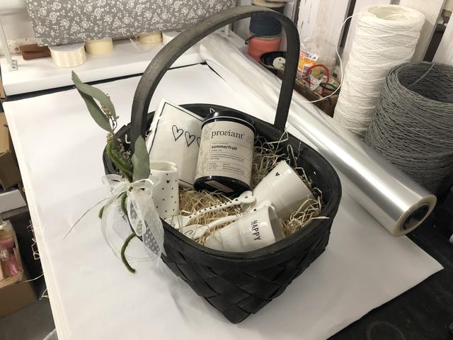 Neben Lichthäusern und Gin finden Sie bei "Decor & More" Geschenkkörbe.