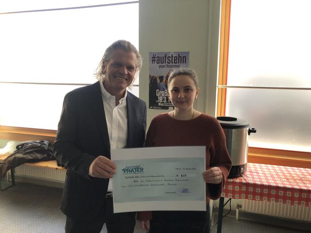 Michael Riedl vom Böhmischen Prater übergab 837 Euro an Fiona Bejtullahi vom Notquartier Gudrunstraße. | Foto: Mario Popp