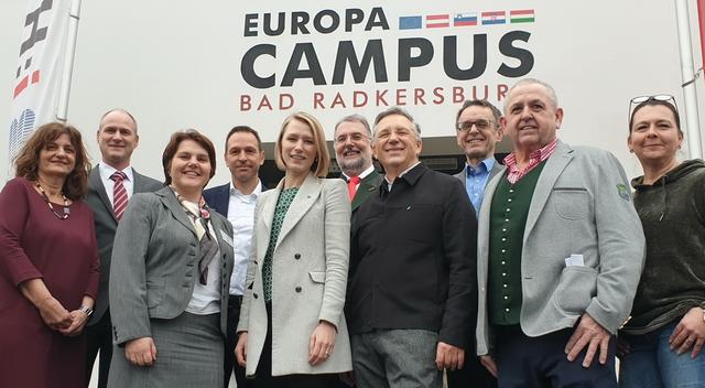 Vertreter der Bildungseinrichtungen und der Politik am Tag der offenen Tür am Europa-Campus Bad Radkersburg.