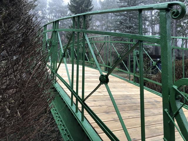 Erstrahlt in neuem Glanz: Die kleine Brücke über der Einfahrt zum Kloster kann wieder ohne Gefahr betreten werden. | Foto: Michael J. Payer