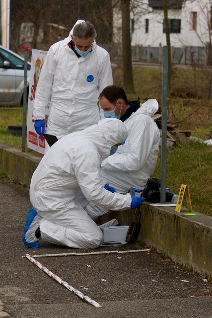 Die Tatortgruppe bei der Spurensicherung.
