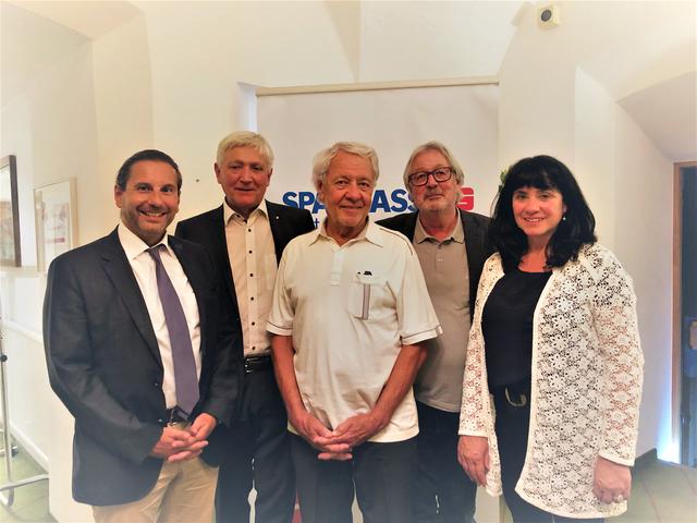 Entscheiden über die Vergabe der Fördergelder - die Mitglieder des Regionalförderbeirates der Sparkasse Imst Privatstiftung (v.l.): Mag. Christian Linser, Dr. Ulrich Gstrein, Vorsitzender Ing. Franz Thurner, Karl Gitterle und Mag. Rosa-Maria Jelinek.
