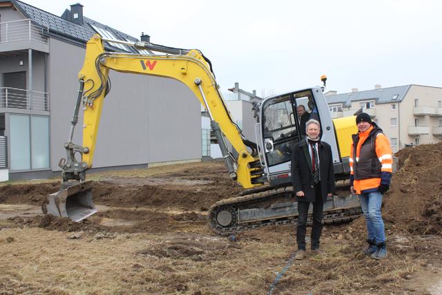 Bürgermeister Fritz Quirgst bei den ersten Arbeiten auf der Baustelle.