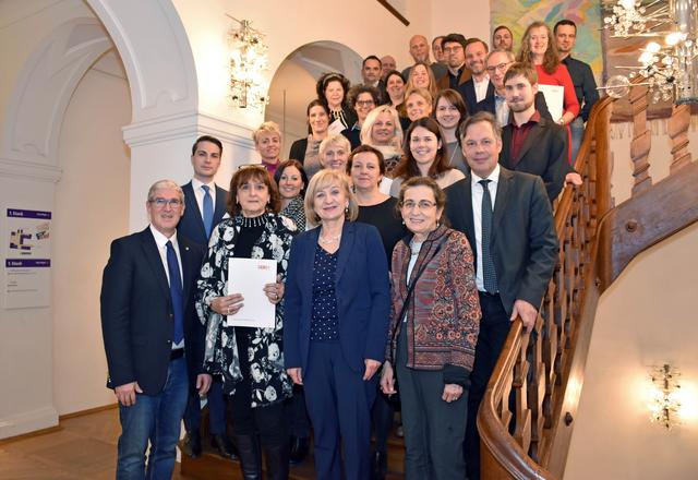 22 Schulen erhielten das Gütesiegel "Berufsorientierung Plus". LRin Palfrader (Mitte), Bildungsdirektor Paul Gappmayer (2. Reihe rechts) gratulierten gemeinsam mit MitarbeiterInnen der Bildungsdirektion Tirol den VertreterInnen der Schulen.