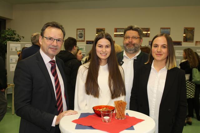 Reg. Rat. Alfred Grünstäudl, Lisa Altmann, Direktor Peter Hofbauer und Theresa Falk