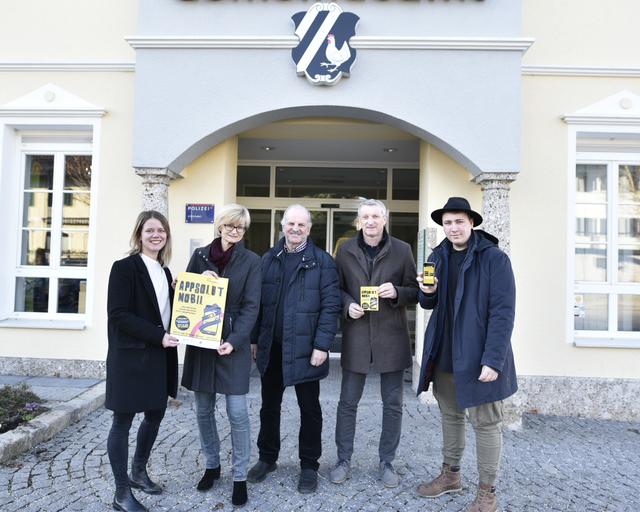 BU: V.l.: Julia Egger, akzente Flachgau, Birgit Winkler, Bgm. Rupert Eder und Heinz Zanner, Gemeinde Henndorf, und Felix Weinberger mit der S-Pass App.