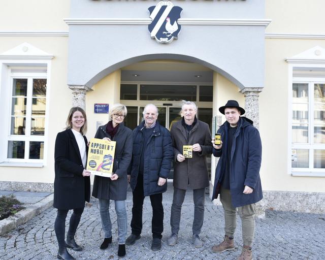 BU: V.l.: Julia Egger, akzente Flachgau, Birgit Winkler, Bgm. Rupert Eder und Heinz Zanner, Gemeinde Henndorf, und Felix Weinberger mit der S-Pass App. 
 | Foto: Akzente Salzburg