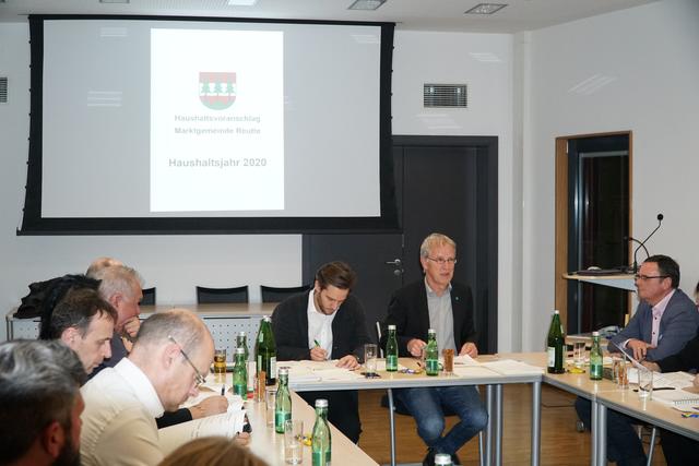 Bgm. Luis Oberer präsentierte dem Gemeinderat den Haushaltsplan für 2020. | Foto: Reichel