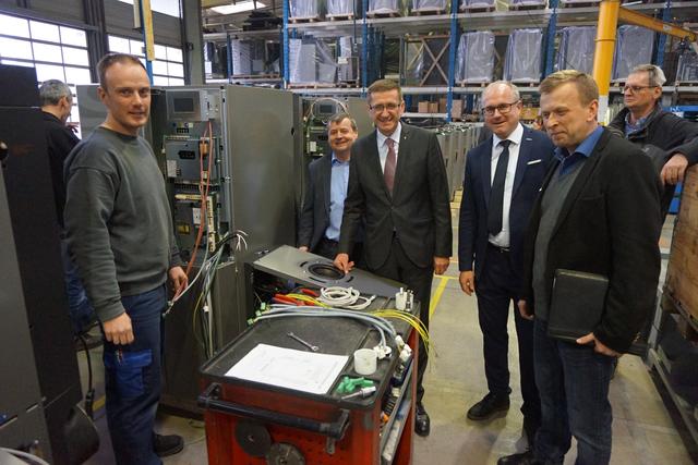 Mitarbeiter von Guntamatic, Vizebürgermeister Peter Sattlberger, Wirtschafts-Landesrat Markus Achleitner, WK-Bezirksobmann Günther Baschinger und Guntamatic Geschäftsführer Günther Huemer. | Foto: Land OÖ