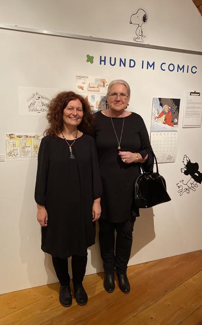 Mag.art Bibiana Weber, Jurymitglied und Kuratorin, gratuliert zum Comic-Preis