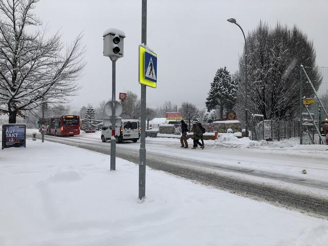 Die Haltestelle an der Kreuzung Andechsstraße/Gumppstraße. Wo die Fußgänger die Straße queren und sich auch die Haltestelle befindet, gibt es keinen Zebrastreifen.