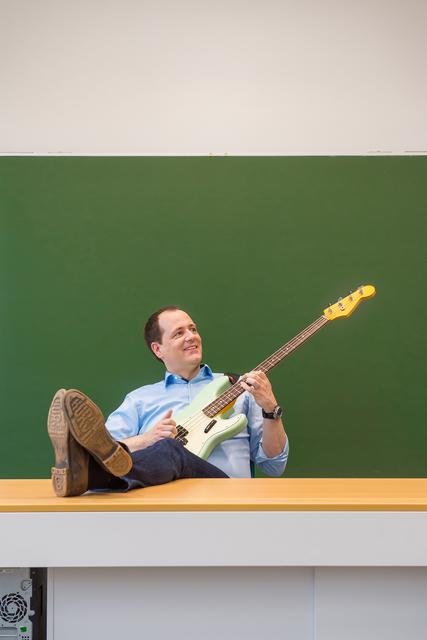 Musikkabarett gespickt mit Anekdoten aus der Schule serviert Stefan Haider im Theatercafé. | Foto: ehnpictures.com