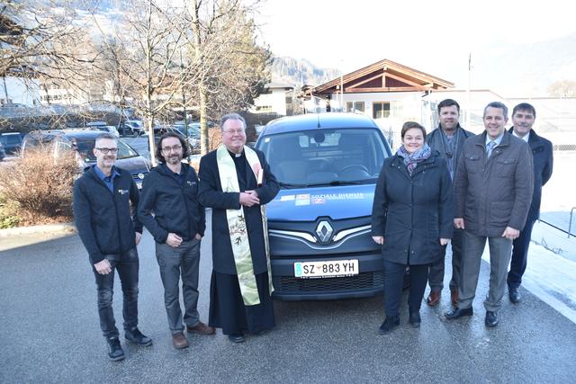 Das neue Fahrzeug der sozialen Dienste vorderes Zillertal wurde im Beisein von Sponsorenvertretern, Pfarrer und SDVZ-Leitung übergeben.
