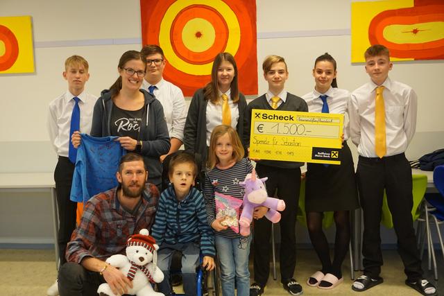 Schülerinnen und Schüler der ersten Klassen mit Sebastian, seiner Schwester und seinen Eltern bei der Scheckübergabe nach Abschluss des erfolgreichen Projekts.
 | Foto: Tourismusschulen Semmering