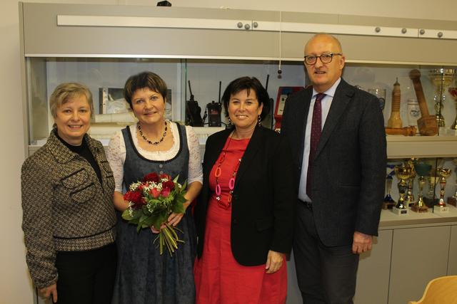 Bürgermeisterin Maria Benedetter (2.v.li.) mit Bundesrätin Bettina Lancaster (li.), Landesrätin Birgit Gerstorfer und Bezirkshauptmann Dieter Goppold