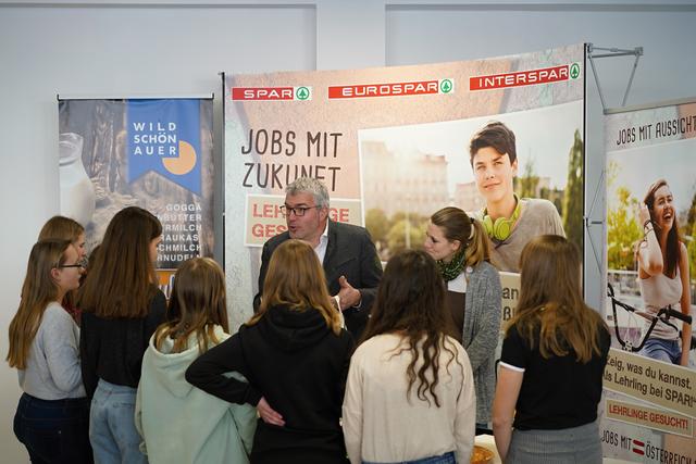 WiWi-Obmann und "Spar"-Kaufmann Walter Stadler informierte auch selbst über seinen Betrieb.
