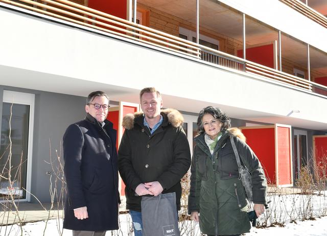 Alles neu am Areal der ehemaligen Südtiroler Siedlung: NHT-Geschäftsführer Markus Pollo (li.) und Bürgermeisterin Hedi Wechner begrüßen Mieter Milan Juranovic im neuen Zuhause. | Foto: NHT/Vandory