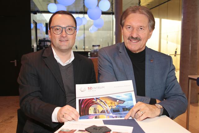 Bürgermeister Hans Lintner und Stadtmarketingleiter Manfred Berkmann präsentieren ein erfolgreiche Bilanz. | Foto: Foto: Walpoth