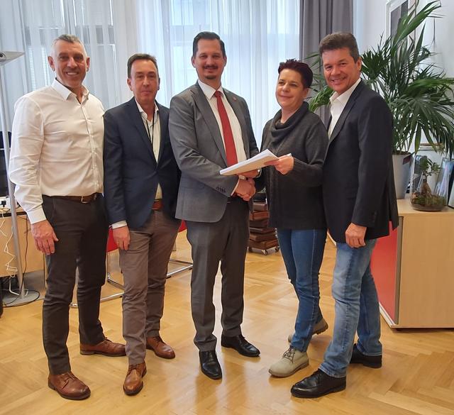 363 Unterschriften für eine Ampel übergaben Walter Winkler, Helmut Wally, Christine Löwenpapst und Günter Friedrich (vl) an Bezirksvorsteher Marcus Franz (SPÖ, mitte). | Foto: BV 10